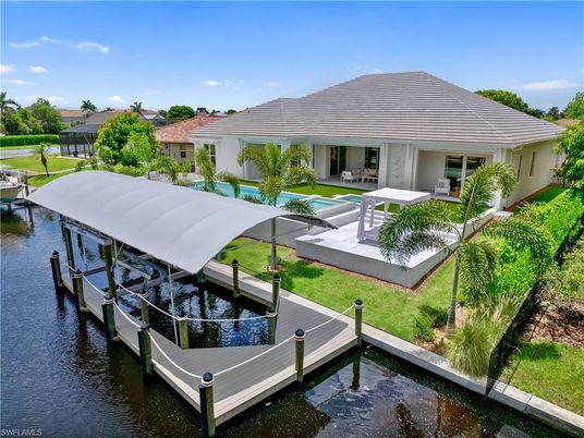 Exterior, Lake