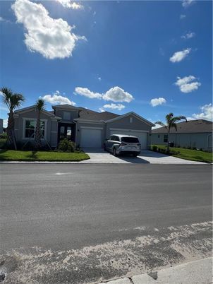 Attached, Exterior, Facade, Ranch
