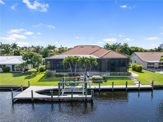 Exterior, Lake
