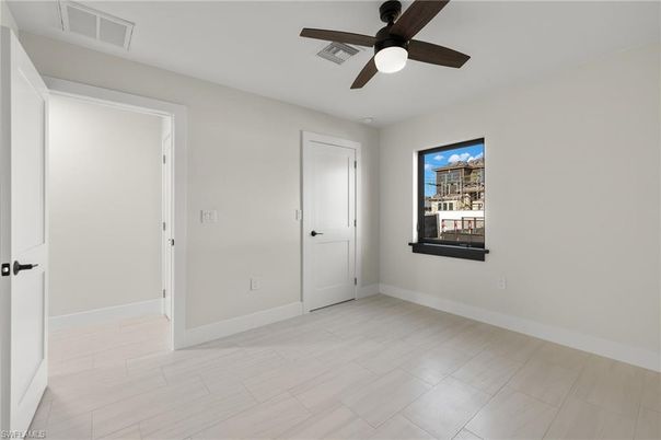Empty room, Interior