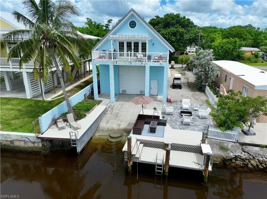 Exterior, Lake