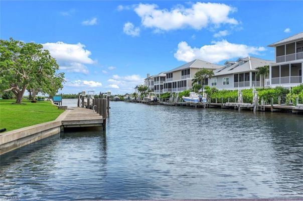 Exterior, Lake