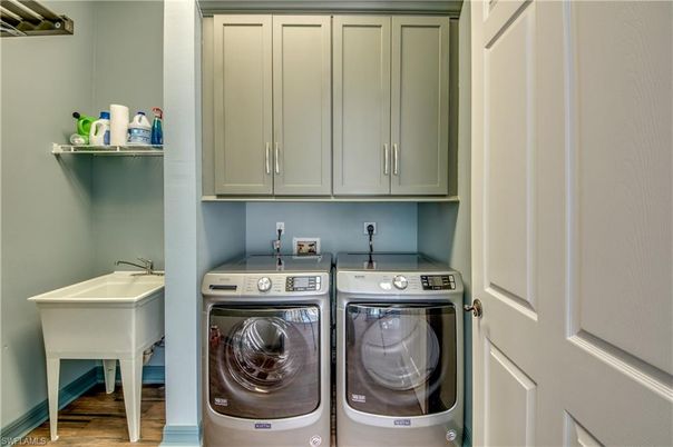 Interior, Washer, Wood Texture Flooring