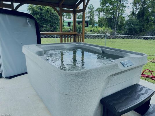 Exterior, Hot Tub