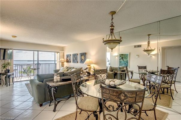 Dining room, Interior, Living room, Pendant Lights