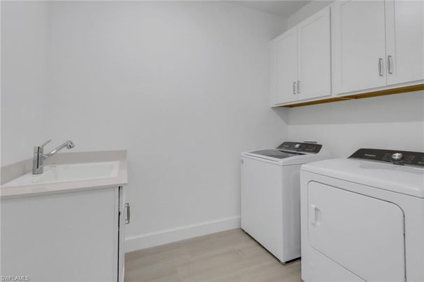 Interior, Washer, Wood Texture Flooring