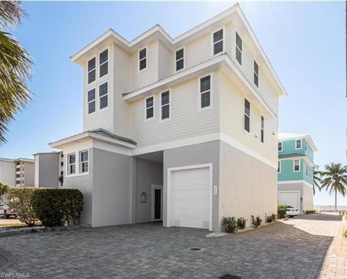 Attached, Exterior, Facade, Modern