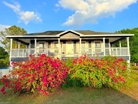 Exterior, Facade, Ranch