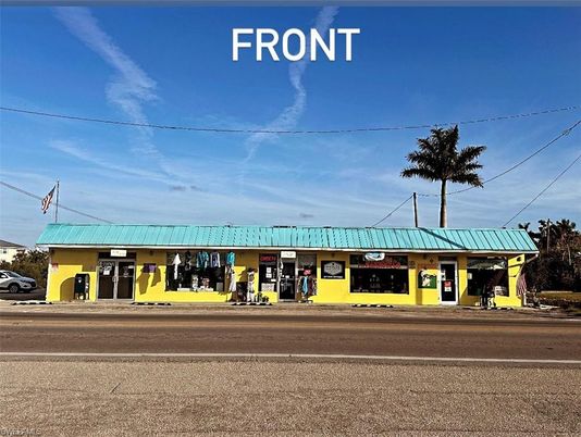 Exterior, Facade, Ranch