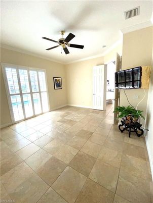 Empty room, Interior