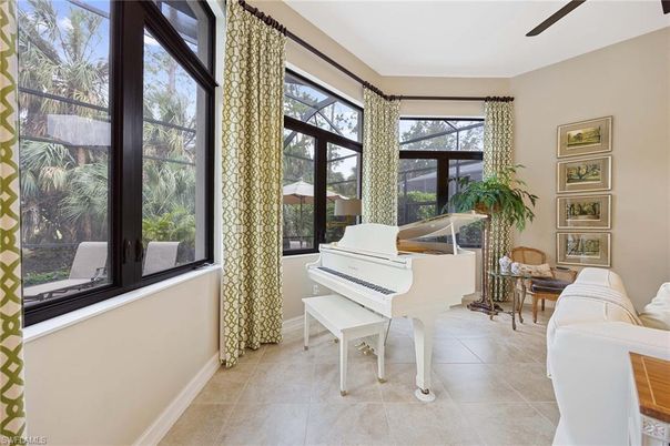 Interior, Piano