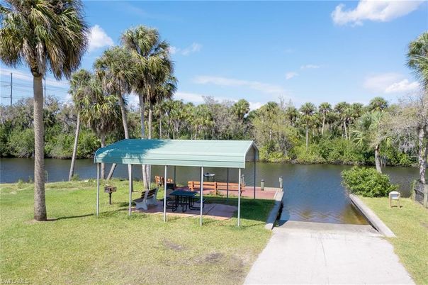 Exterior, Lake