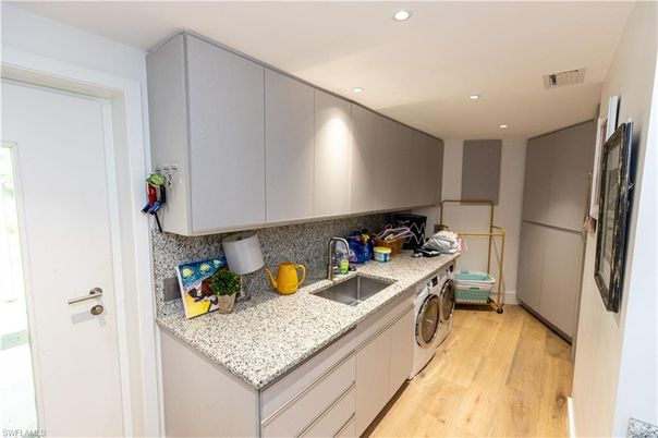 Interior, Recessed Lighting, Washer, Wood Texture Flooring