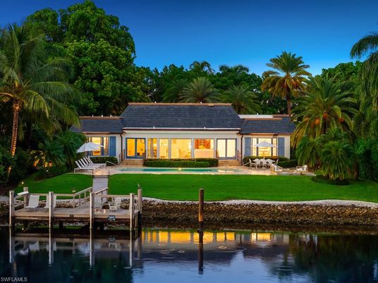 Exterior, Lake