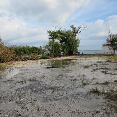 Exterior, Lake