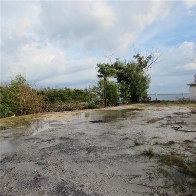 Exterior, Lake