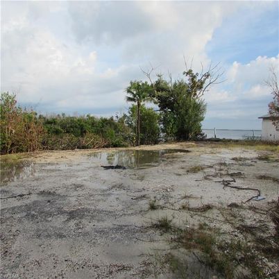 Exterior, Lake