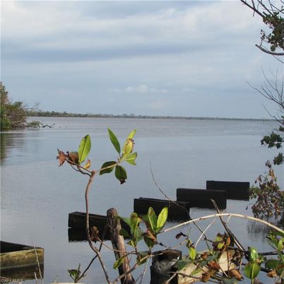 Exterior, Lake