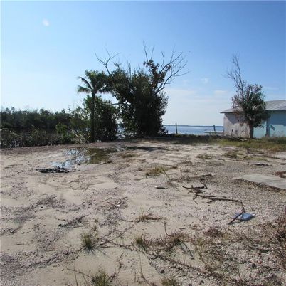 Exterior, Lake