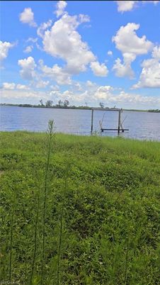 Exterior, Lake