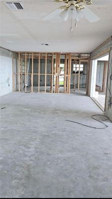 Empty room, Interior