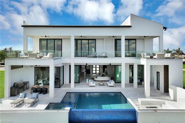 Exterior, Facade, Pool, Modern