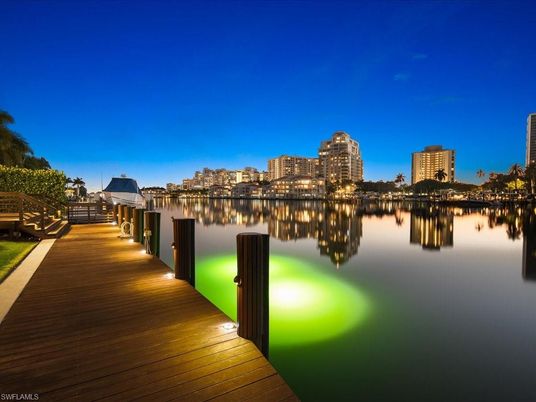 Exterior, Lake
