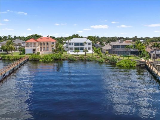 Exterior, Lake