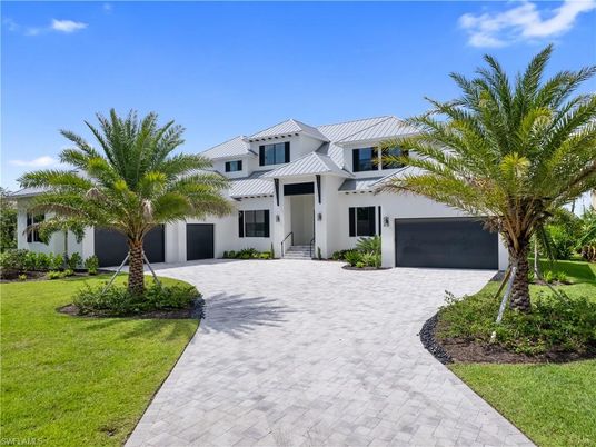 Attached, Exterior, Facade, Mediterranean