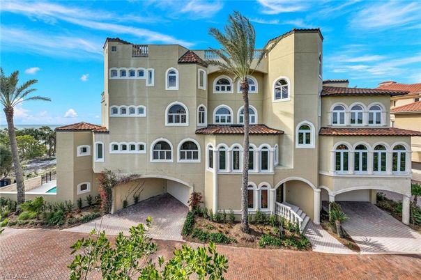 Exterior, Facade, Mediterranean