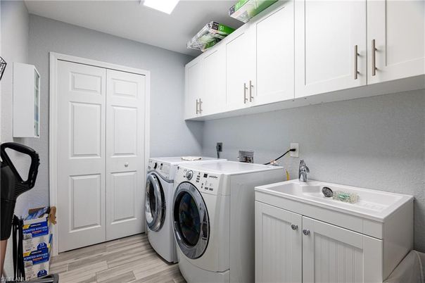 Interior, Washer, Wood Texture Flooring