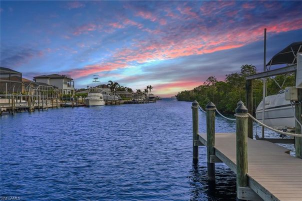 Exterior, Lake