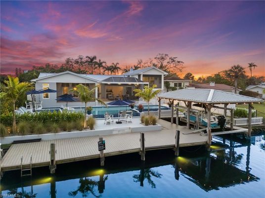 Exterior, Lake