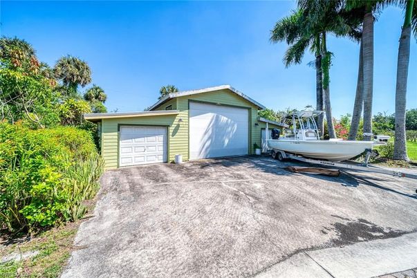 Detached Garage, Exterior