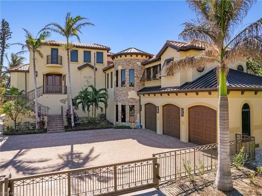 Attached, Exterior, Facade, Mediterranean