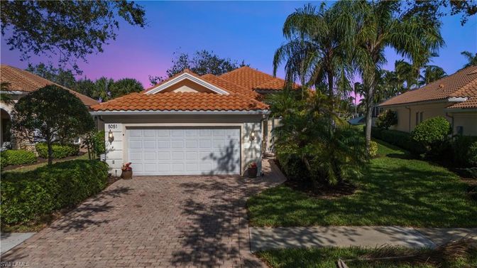 Attached, Exterior, Facade, Mediterranean