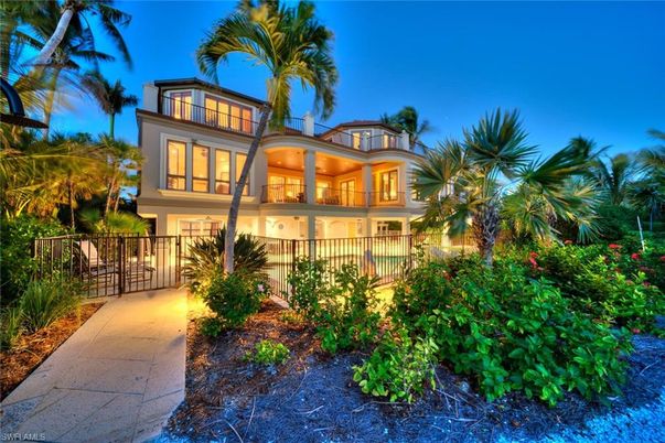 Backyard, Exterior, Facade, Modern
