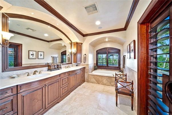 Bathroom, Dual Sink Vanities, Interior, Recessed Lighting