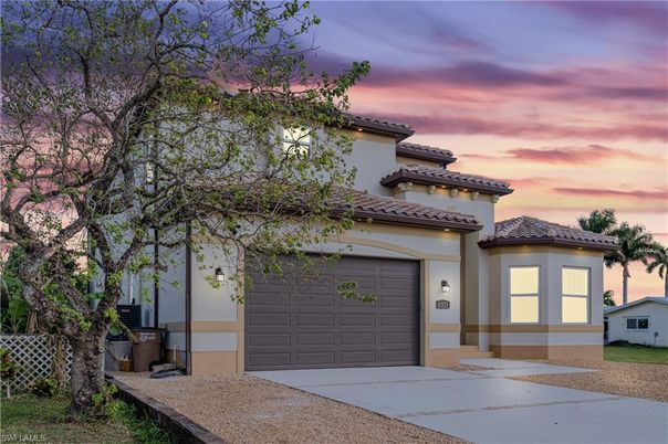 Attached, Exterior, Facade, Mediterranean