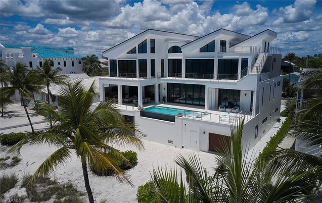 Attached, Exterior, Facade, Pool, Modern