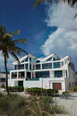 Exterior, Facade, Modern