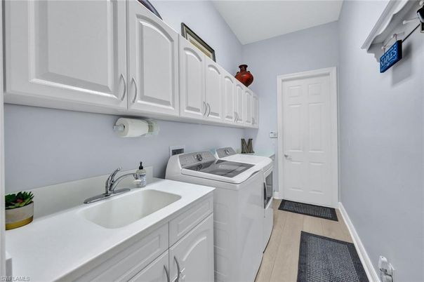 Interior, Washer, Wood Texture Flooring