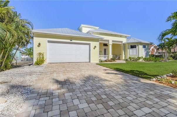 Attached, Exterior, Facade, Ranch