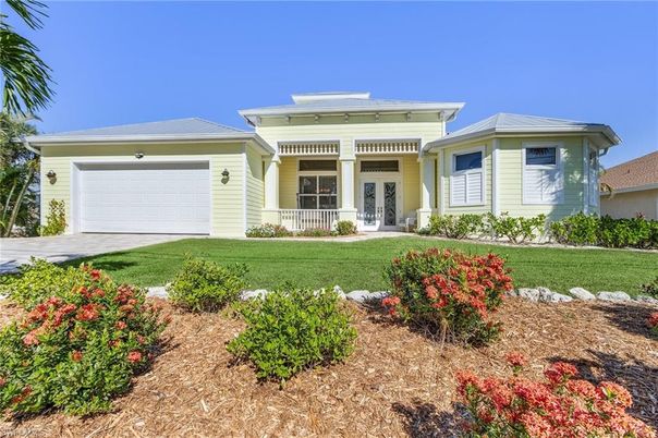 Attached, Exterior, Facade, Ranch