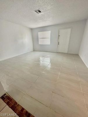 Empty room, Interior