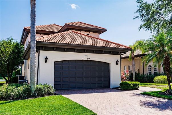 Attached, Exterior, Facade, Mediterranean