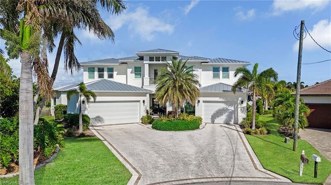 Attached, Exterior, Facade, Mediterranean