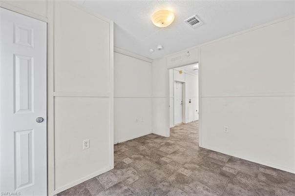 Empty room, Interior