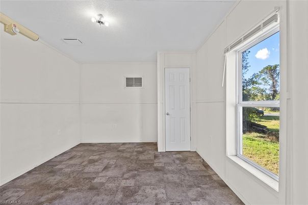 Empty room, Interior
