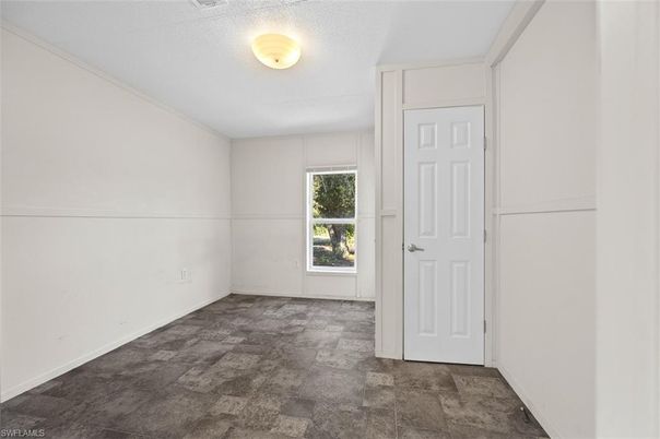 Empty room, Interior